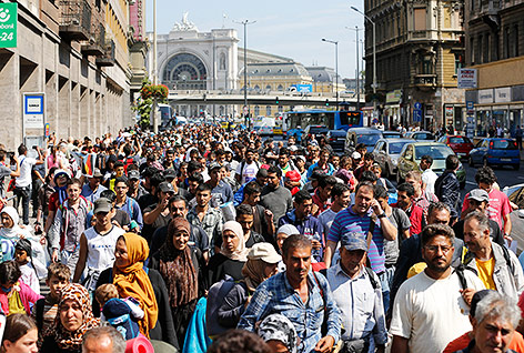 © APA/AP/Frank Augstein Menschenmenge bewegt sich vom Hauptbahnhof in Budapest weg