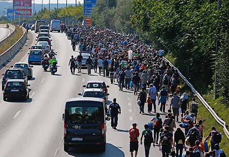 © Reuters/Laszlo Balogh Menschenmenge auf der Autobahn in Richtung Österreich