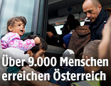 Fl&uuml;chtlinge steigen in einen Bus