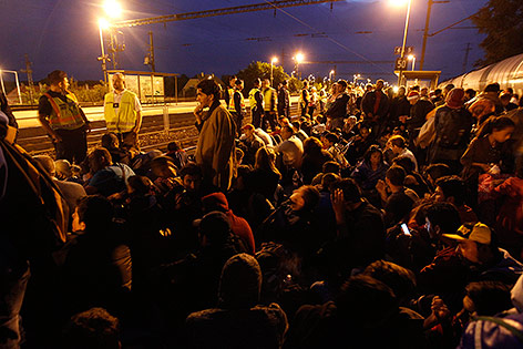 © APA/Zsolt Szigetvary Flüchtlinge am Bahnhof Keleti in Budapest