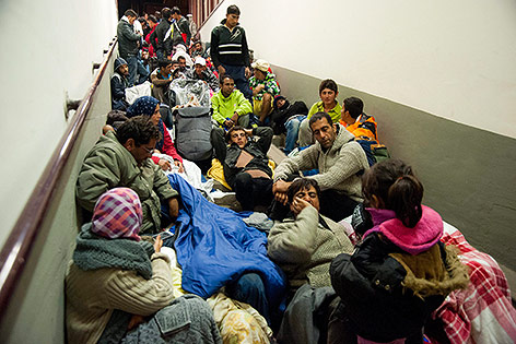 © EPA/Csaba Korozsan Flüchtlinge in einem Durchgang in der Station von Karolyhaza