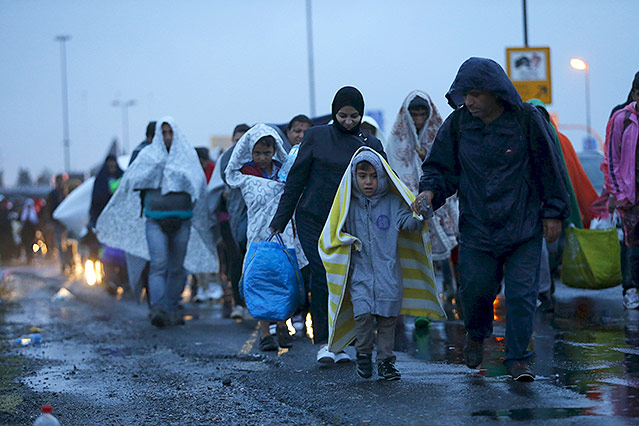 © Reuters/Laszlo Balogh Menschen an der österreichisch-ungarischen Grenze