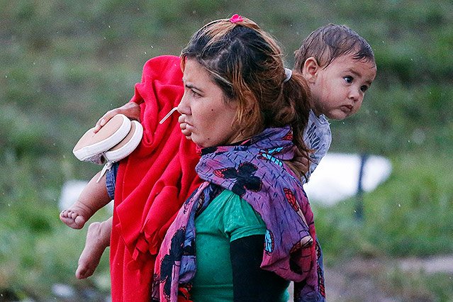 © AP/Frank Augstein Mutter mit Baby an der österreichisch-ungarischen Grenze