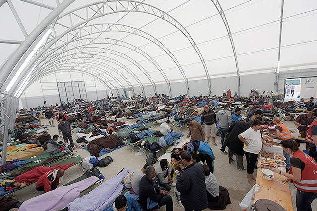 © APA/EPA/Herbert P. Oszeret Notunterkunft in Nickelsdorf