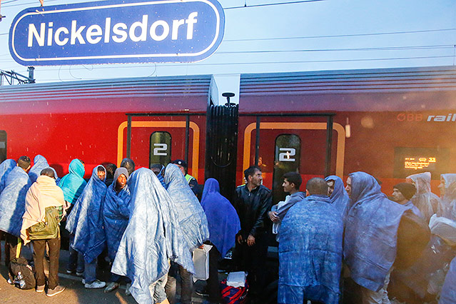 © Reuters/Heinz-Peter Bader Menschen am Bahnhof in Nickelsdorf
