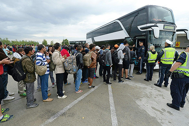 © APA/Roland Schlager Menschen warten auf Bus in Nickelsdorf