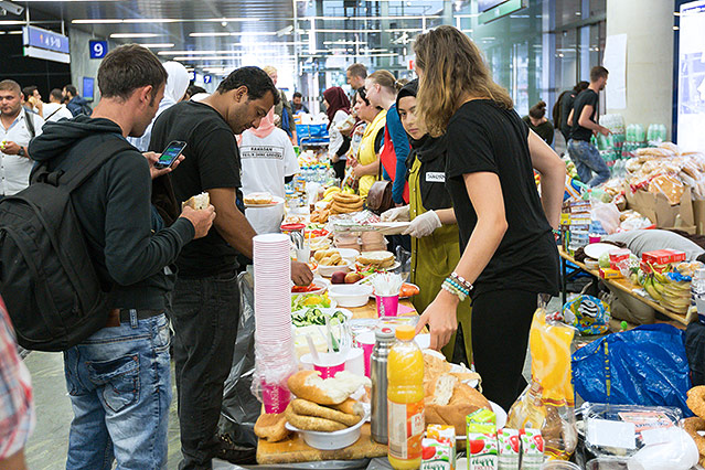 © ORF.at/Roland Winkler Freiwillige geben Essen am Westbahnhof aus