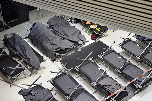 © APA/Barbara Gindl Feldbetten beim Bahnhof in Salzburg