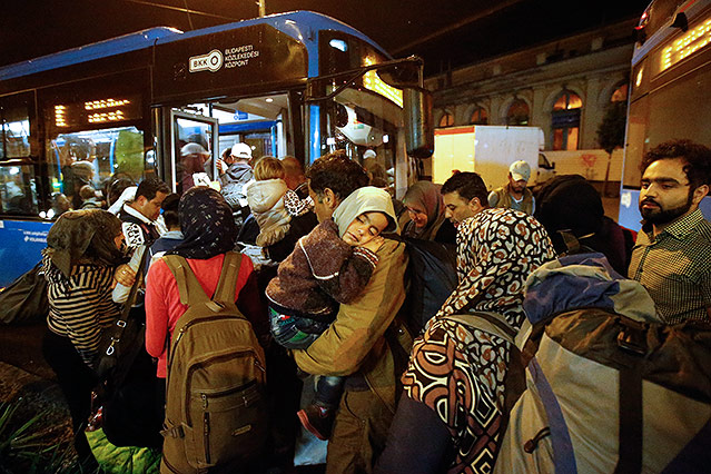 © Reuters/Leonhard Foeger Flüchtlinge warten auf Busse in Budapest