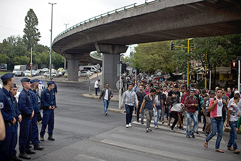 © AP/Marko Drobnjakovic Menschen machen sich auf den Weg von Budapest nach Wien