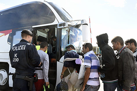 Flüchtlinge steigen an der Grenze in Nickelsdorf in einen österreichischen Reisebus