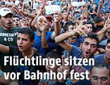 Flüchtlinge vor dem Bahnhof in Budapest
