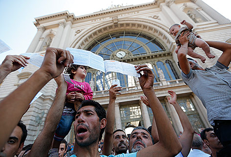 © Reuters/Laszlo Balogh Flüchtlinge mit Zugtickets vor dem Ostbahnhof in Budapest