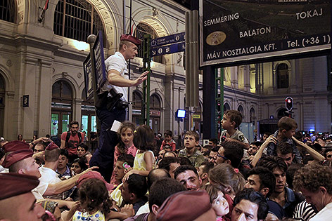 © Reuters/Bernadett Szabo Flüchtlinge am Bahnhof in Budapest