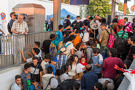 © APA/EPA/Marc Mueller Flüchtlinge am Bahnhof Rosenheim, München