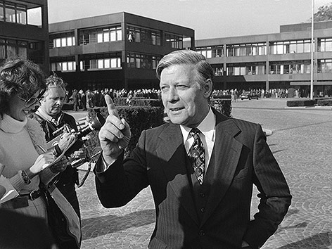 © AP/Fritz Reiss Helmut Schmidt mit Presse im Jahre 1977