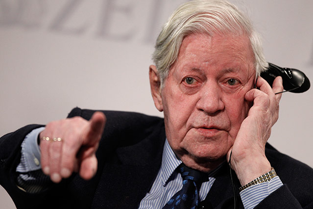 © Reuters/Christian Charisius Helmut Schmidt mit Kopfhörern vor Logo der Zeitung "Die Zeit"