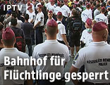 Flüchtlinge und Polizisten vor dem Bahnhof in Budapest