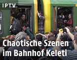 Flüchtlinge drängen in einen Zug