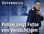 Der burgenländische Landespolizeidirektor Hans Peter Doskozil, hinter ihm Fotos der mutmaßlichen Schlepper
