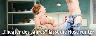 Szene aus der Burgtheateraufführung "Der Revisor" von Nikolaj Gogol