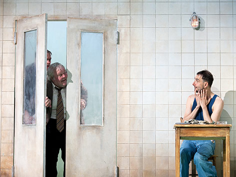 © APA/Barbara Gindl Szene aus der Burgtheateraufführung "Der Revisor" von Nikolaj Gogol