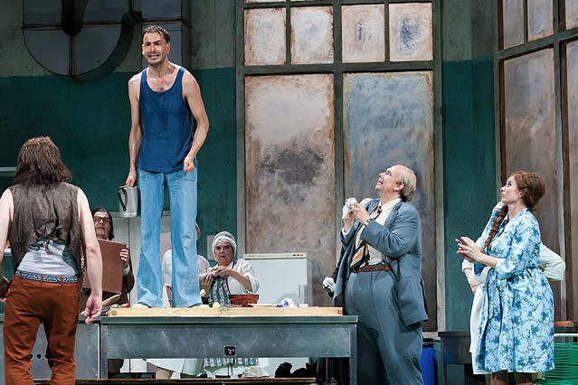 © Burgtheater/Reinhard Maximilian Werner Szene aus der Burgtheateraufführung "Der Revisor" von Nikolaj Gogol