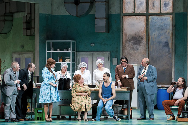 © Burgtheater/Reinhard Maximilian Werner Szene aus der Burgtheateraufführung "Der Revisor" von Nikolaj Gogol