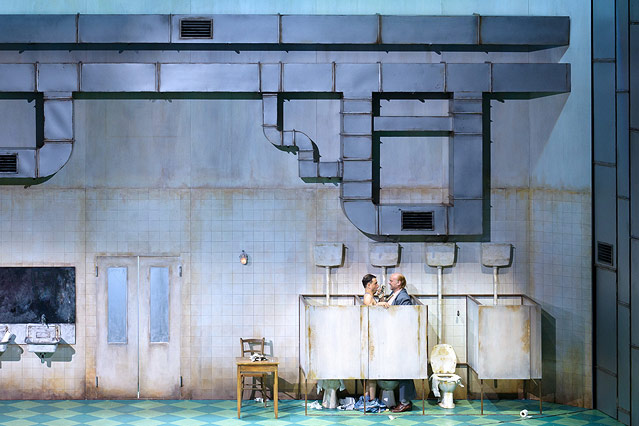 © Burgtheater/Reinhard Maximilian Werner Szene aus der Burgtheateraufführung "Der Revisor" von Nikolaj Gogol