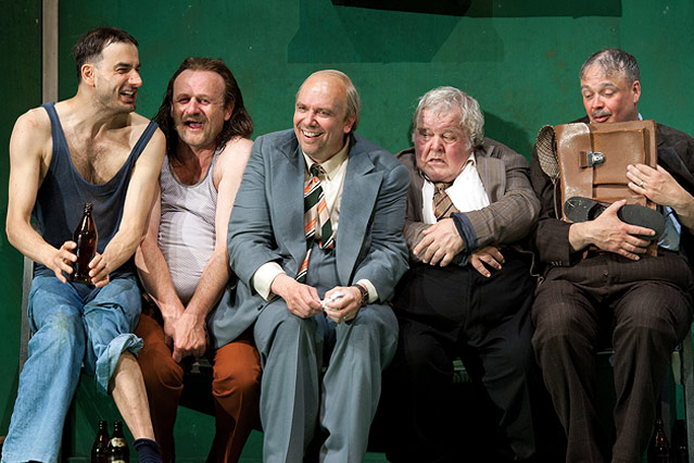© Burgtheater/Reinhard Maximilian Werner Szene aus der Burgtheateraufführung "Der Revisor" von Nikolaj Gogol