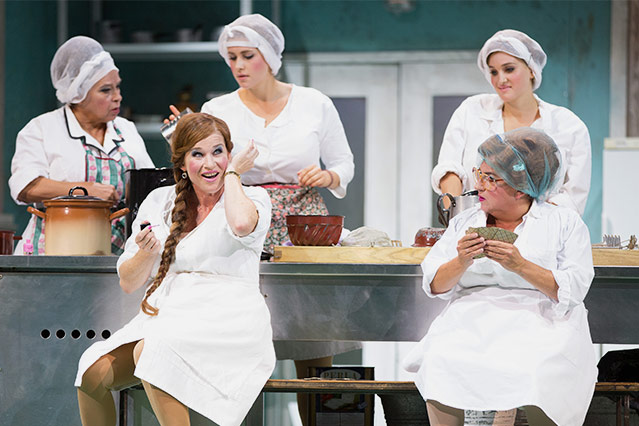 © APA/Georg Hochmuth Szene aus der Burgtheateraufführung "Der Revisor" von Nikolaj Gogol
