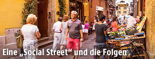 Belebte Stra&szlig;e in Bologna
