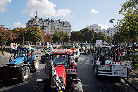 Bauern demonstrieren mit Traktoren in Paris