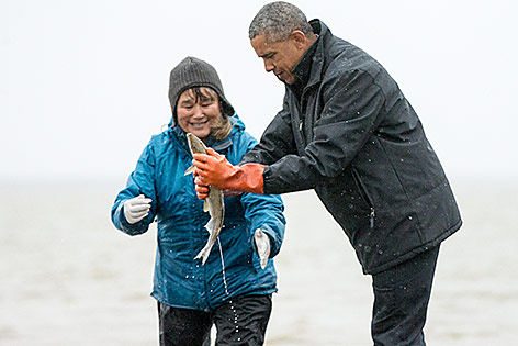 © APA/AP/Andrew Harnik US-Präsident Barack Obama hält einen Fisch in der Hand