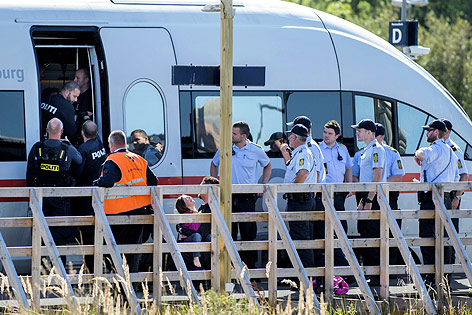 © AP/POLFOTO/Ida Munch Dänische Polizisten entfernen Migranten aus einem ICE