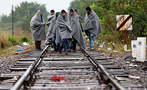 © APA/AP/Matthias Schrader Flüchtlinge auf Bahngleisen in Ungarn