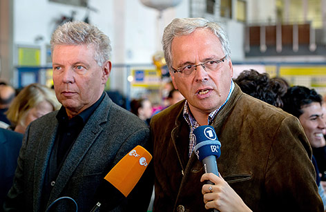 © APA/EPA/Sven Hoppe Münchens Bürgermeister Dieter Reiter und Oberbayern-Präsident Christoph Hillenbrand