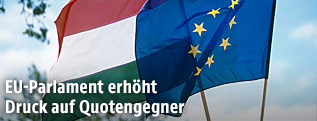 Ungarische Flagge neben einer EU-Flagge