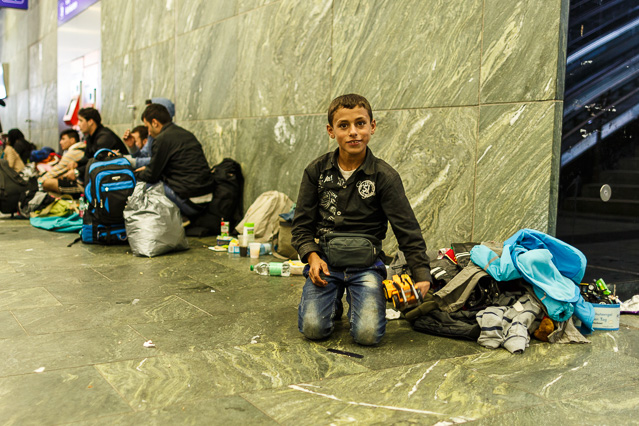 Flüchtlingskind mit einem Spielzeugbagger