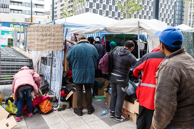 © ORF.at/Dominique Hammer Flüchtlinge bei der Kleidungsausgabe