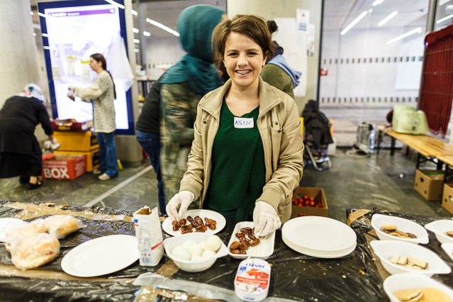 © ORF.at/Dominique Hammer Junge freiwillige Helferin bei der Essensausgabe am Hauptbahnhof