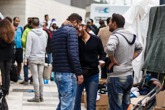 © ORF.at/Dominique Hammer Syrische Flüchtlinge begrüßen sich