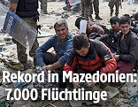 Fl&uuml;chtlinge und Polizisten an der griechisch-mazedonischen Grenze