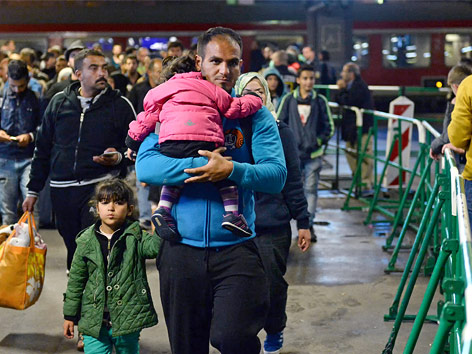 © APA/dpa/Andreas Gebert Flüchtlinge in der Bahnhofshalle in München