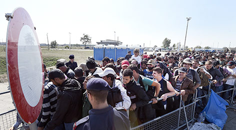 © APA/Herbert P. Oczeret Flüchtlinge warten auf Busse