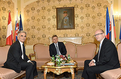 © APA/Andrea Vesela Österreichs Bundeskanzler Werner Faymann mit dem slowakischen Regierungschef Robert Fico und dem tschechischen Ministerpräsidenten Bohuslav Sobotka
