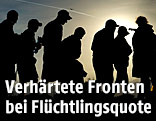 Flüchtlinge gehen bei Sonnenuntergang