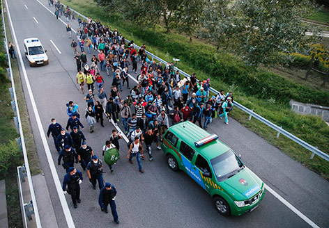 © Reuters/Marko Djurica Flüchtlinge auf ungarischer Autobahn