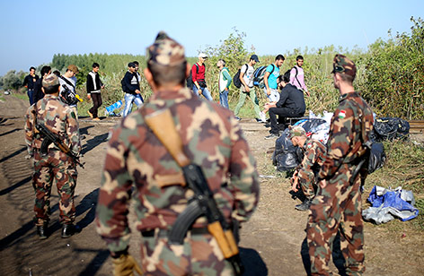 © Reuters/Dado Ruvic Soldaten beobachten Flüchtlinge