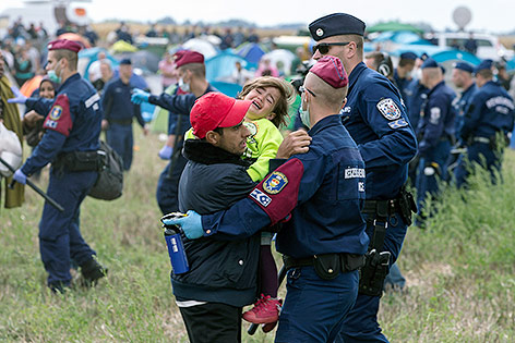 © Reuters/Marko Djurica Polizisten und Flüchtlinge in Röszke